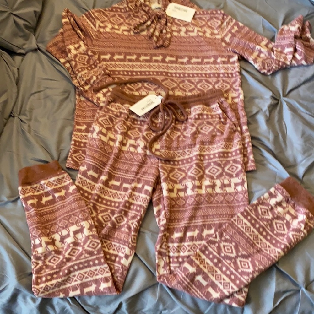 NWT 2 piece Reindeer Jogger Set Small
